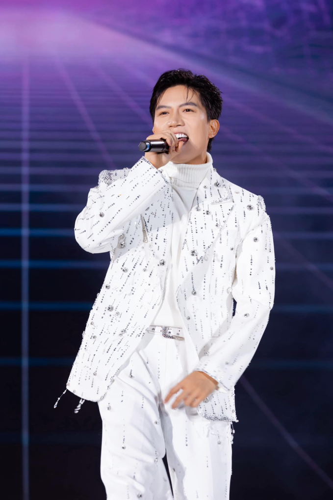 Vietnamese Singer Live Performance